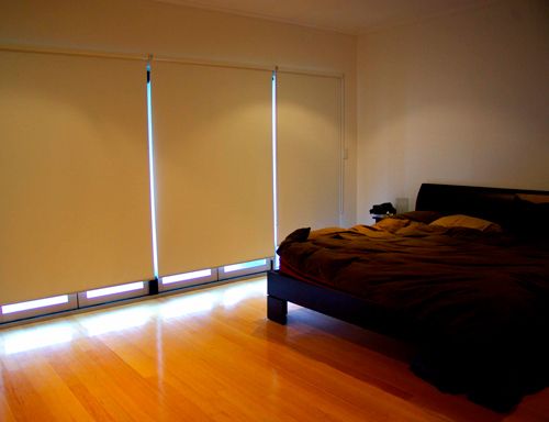 Ejemplo de instalación de un estor opaco en un dormitorio